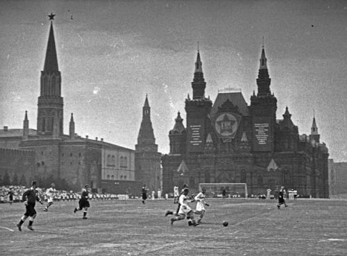 Qırmızı meydanda futbol matçı, 1936-cı il