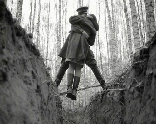 Sovet zabiti səngərin üzərində qızı öpərkən