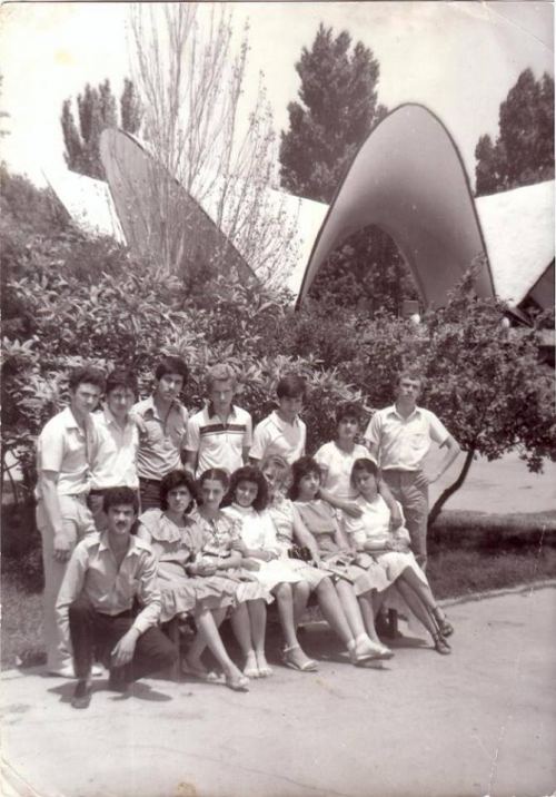 42 nömrəli məktəbin 10-cu sinif şagirdləri Bulvarda. Bakı, 1985-ci il