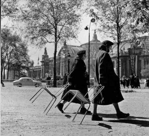 Təqaüdçülər gəzintidə. Paris, 1957-ci il