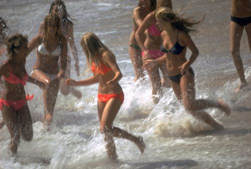 Qızların çimərlik keyfi, Kaliforniya, 1970-ci illər