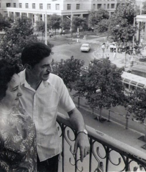 Niyazi və həyat yoldaşı Həcər xanım evlərinin eyvanında