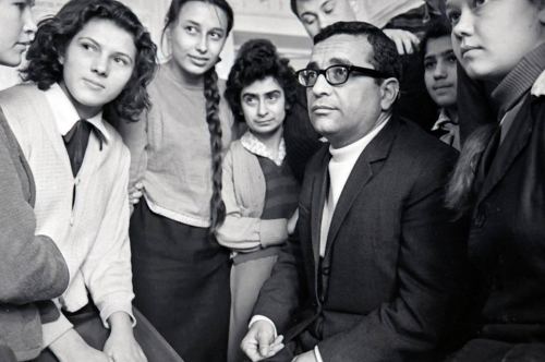 Görkəmli Azərbaycan bəstəkarı və pedaqoqu Qara Qarayev tələbələri ilə birlikdə