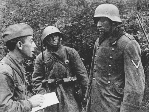 Azərbaycanlı zabit alman əsirini sorğu-sual edərkən