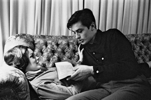 Alen Delon həyat yoldaşı Romi Şnayder üçün kitab oxuyarkən