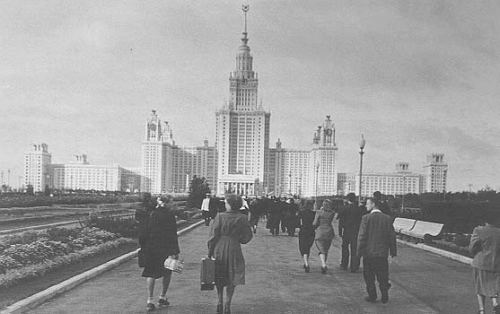 Moskva Dövlət Universitetinin ilk tələbələri dərsə gedirlər. Moskva, SSRİ, 1 sentyabr 1953-cü il