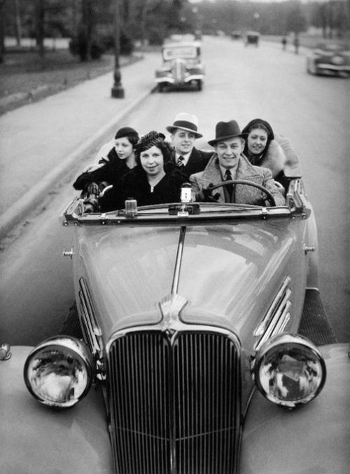 Gəzintidə. Paris, 1934-cü il