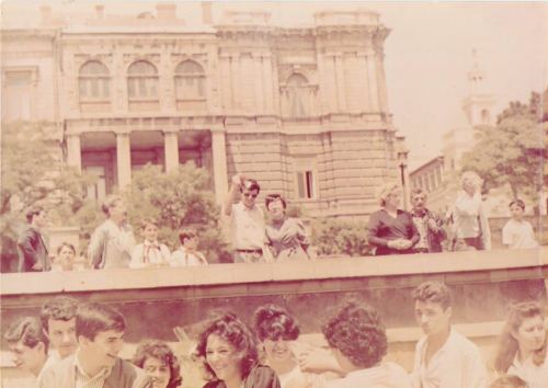 6 nömrəli məktəbin şagirdləri son zəngi qeyd edirlər. Bakı, 1990-cı il