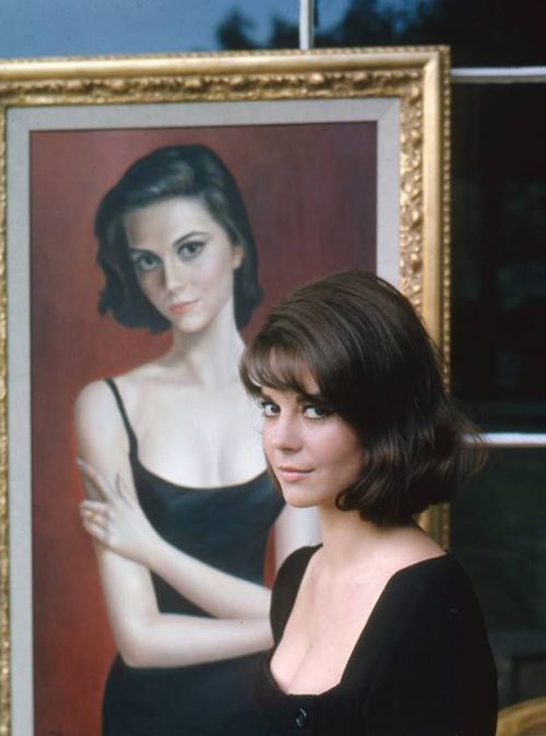 Natali Vud öz portreti ilə şəkil çəkdirərkən, 1960-cı il