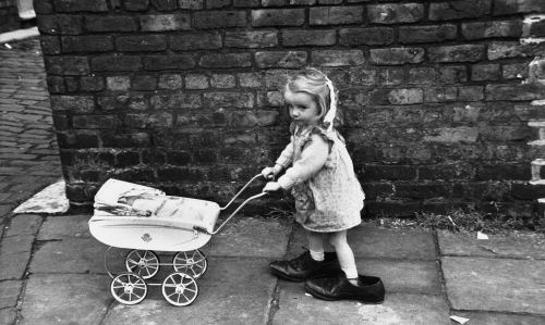 Kiçik qız gəzintidə, İngiltərə, 1966-cı il