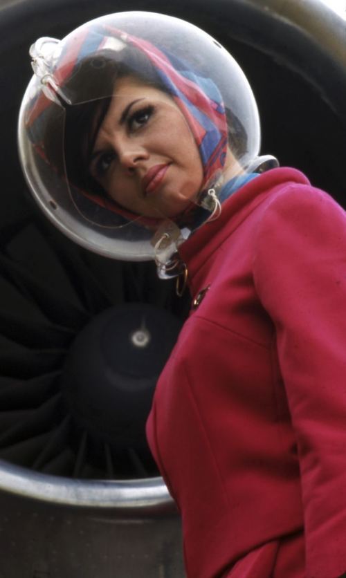 Braniff Airlines aviaşirkətinin stüardessası. Saç düzümü dağılmasın deyə plastik başlıq taxır. 1960-cı illər