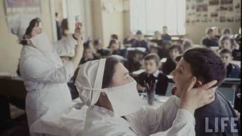 Məktəbdə tibbi müayinə. SSRİ, 1970-ci il