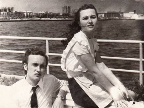 151 nömrəli məktəbin məzunları bulvarda. Bakı, 1973-cü il