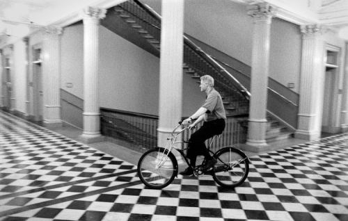 Prezident Bill Klinton Ağ Evdə velosipedlə gəzərkən, 2001-ci ilin yanvarı