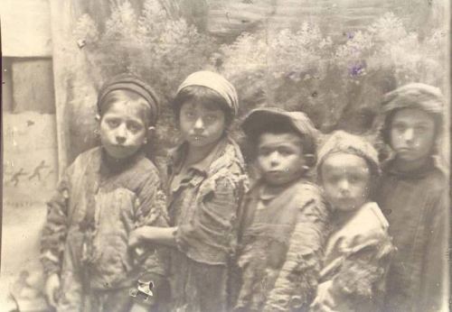 Şəkidə uşaq bağçasındakı uşaqlar