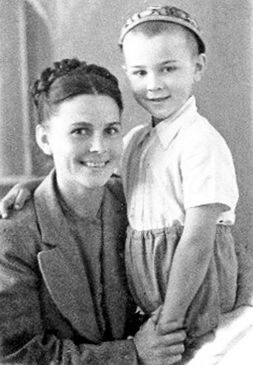 Müslüm Maqomayev 8 yaşında