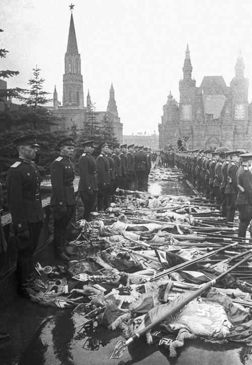 Moskvada qələbə paradında alman bayraqları, 1945-ci il