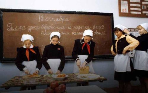 Məktəbdə evdarlıq dərsi. Moskva, 1984-cü il