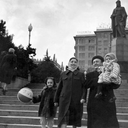 Fikrət Əmirov ailəsi ilə birlikdə gəzintidə, 1959-cu il