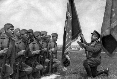 Sovet döyüşçüləri bayraq qarşısında and içərkən