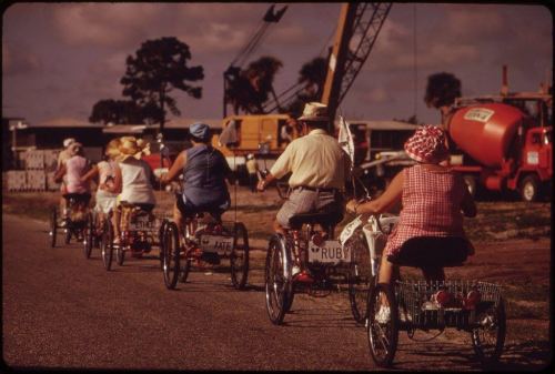 Pensiyaçılar qrupu üçtəkərli velosipedlərdə. Florida, 1975-ci il