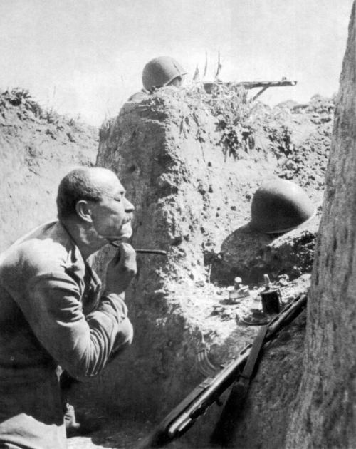 Sovet əsgəri döyüş vəziyyətində səngərdə üzünü qırxarkən