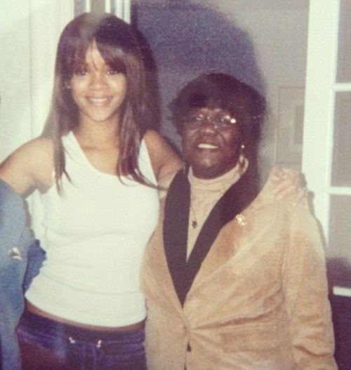 Rihanna nənəsi ilə birlikdə